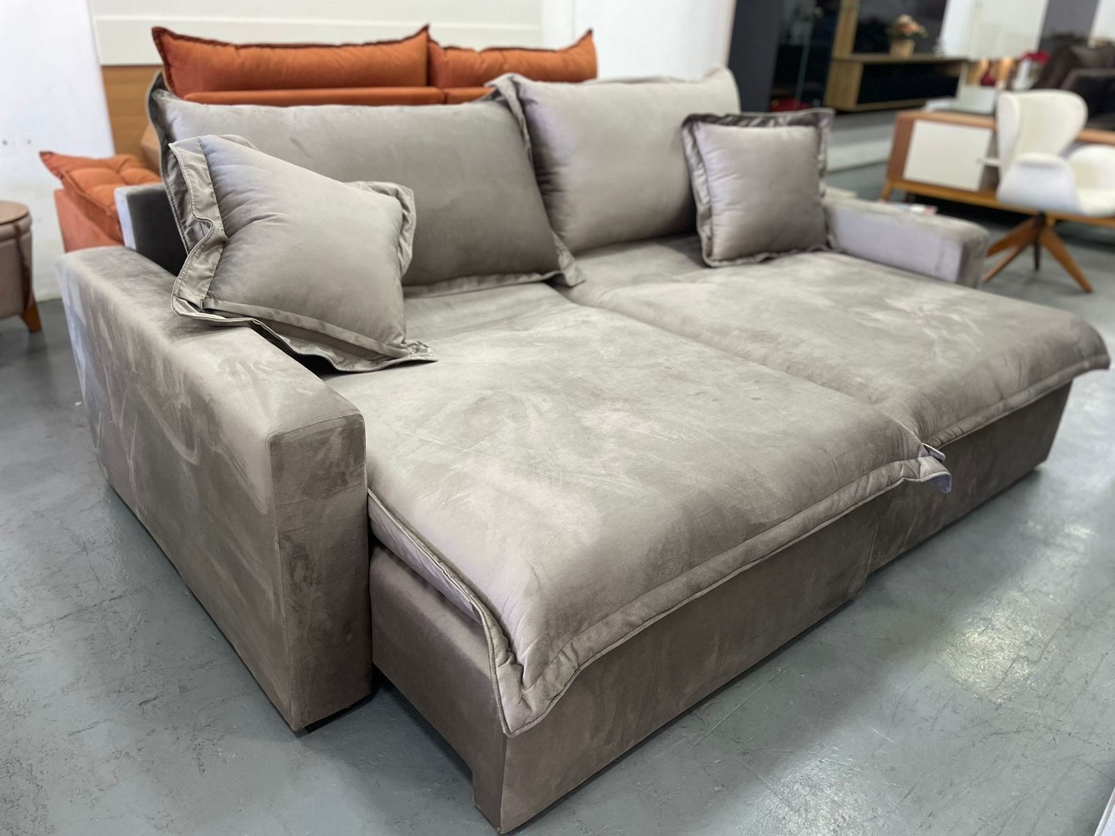 Sofá Retrátil 2,30 m E-80 Veludo Capuccino 1192 - SUPREMA ESTOFADOS - Imagem 4