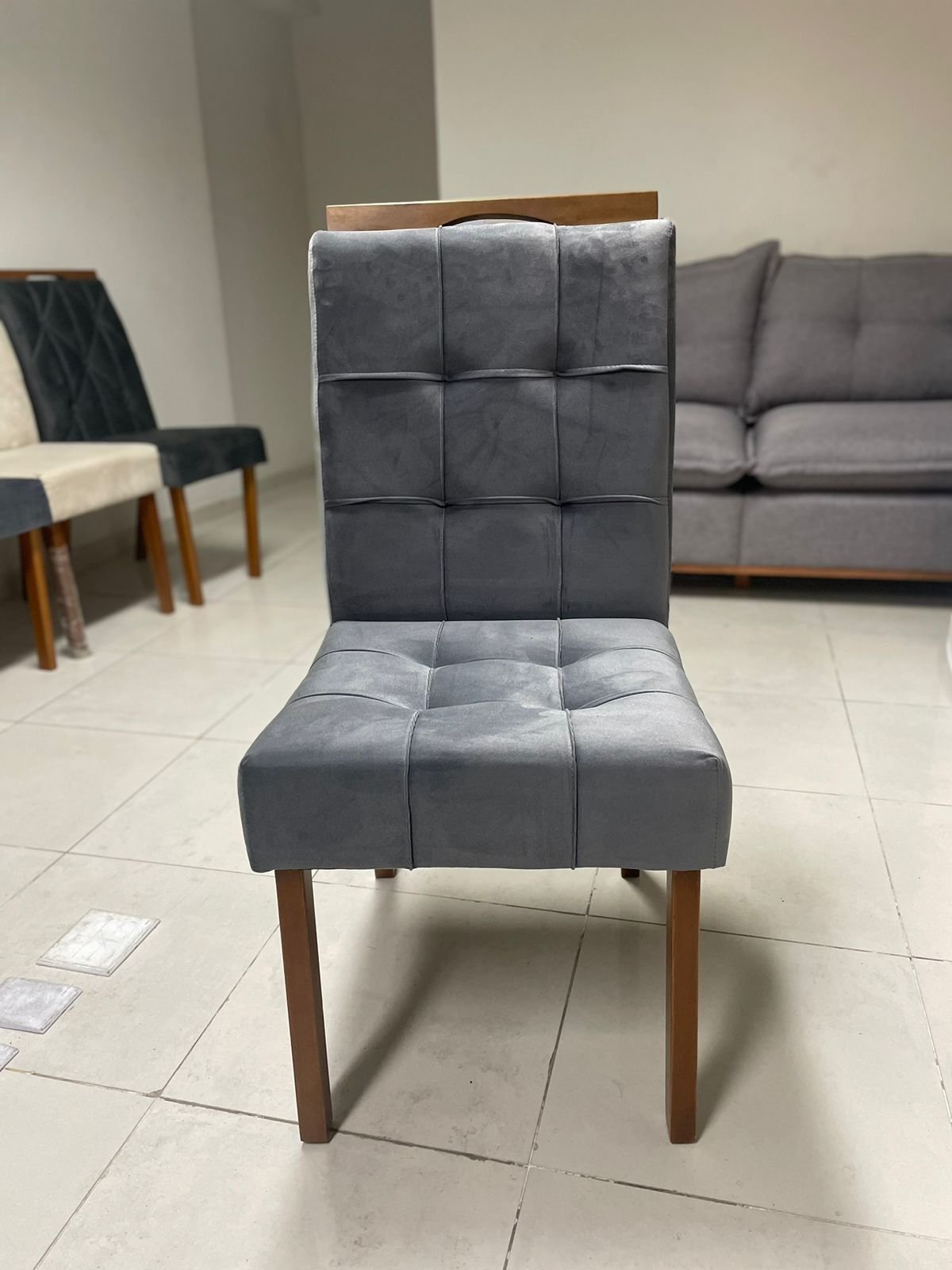 Mesa Classic 160 Cinamomo/Off White com 6 Cadeiras Sophia Mel/Veludo Grafite – CEL MÓVEIS + WM DECOR - Imagem 2