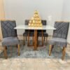 Mesa Pedro 120 Mel/Off White com 4 Cadeiras Stella Veludo Grafite – ART ASSENTOS + CLEFATOS DECOR