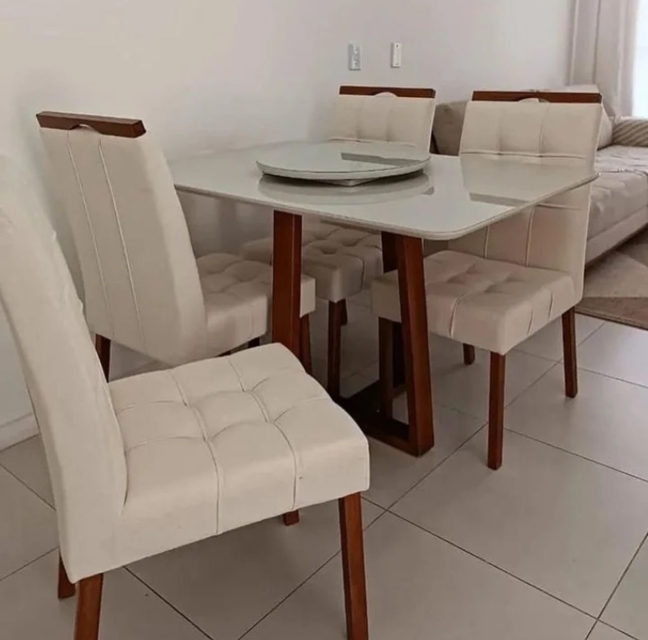 Mesa Pedro 120 Mel/Off White com 4 Cadeiras Sophia/Capri Mel/Veludo Bege – ART ASSENTOS + WM DECOR - Imagem 2