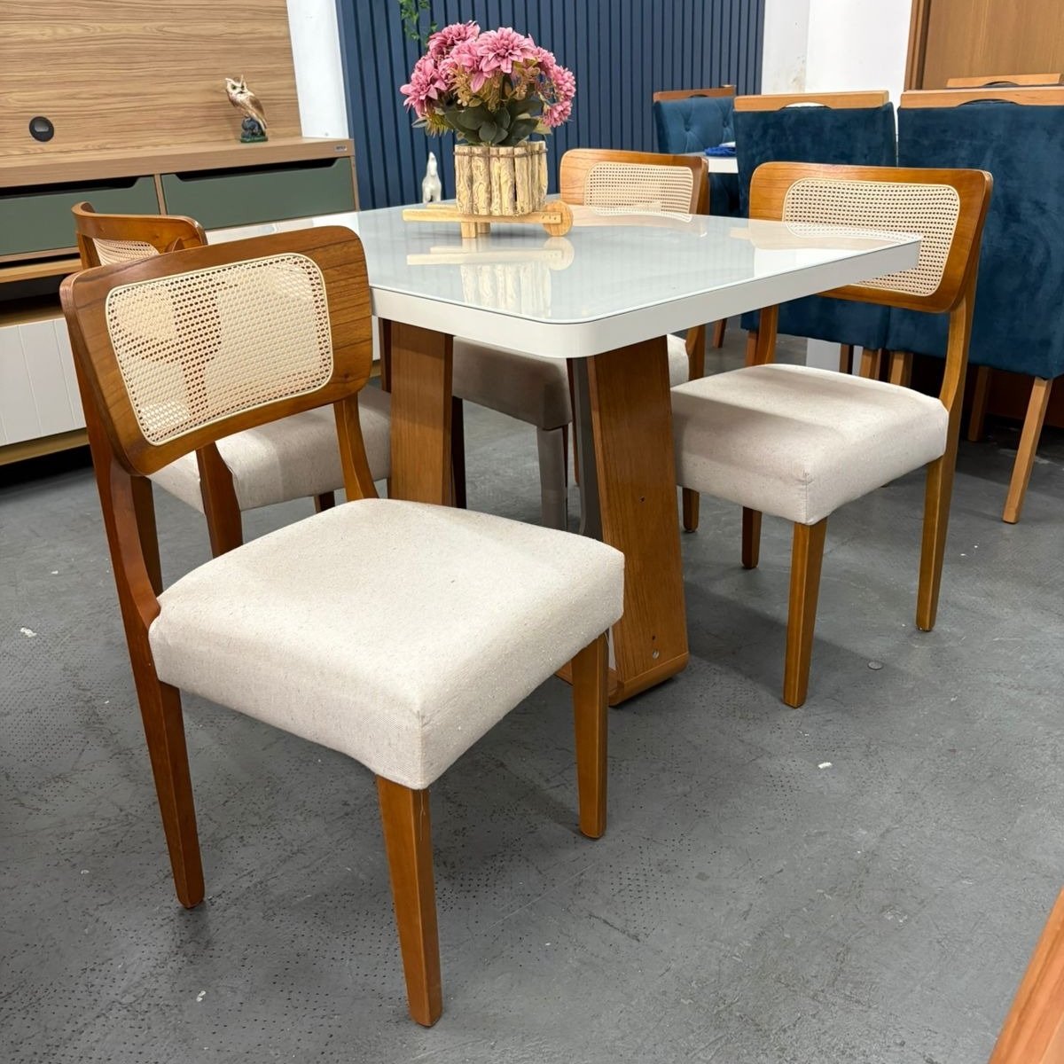 Mesa Sintonia (Tampo Maxi) 120 Amêndoa Clean/Off White com 4 Cadeiras Alasca Linho Bege – LOPAS + HR MOVELARIA - Imagem 2