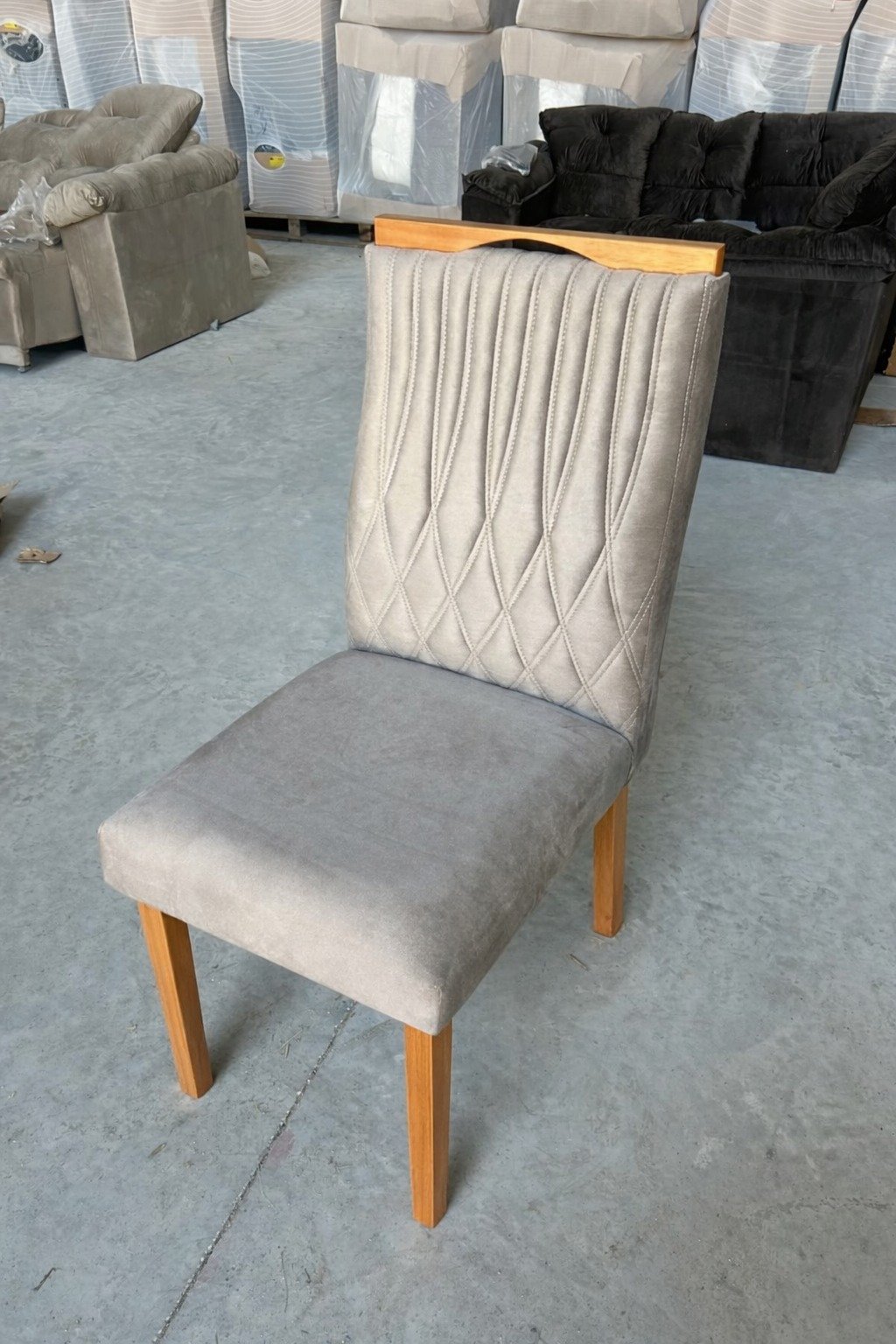 Mesa Pedro 120 Mel/Off White com 4 Cadeiras Gênova Veludo Bege Capuccino 506 – ART ASSENTOS - Imagem 2