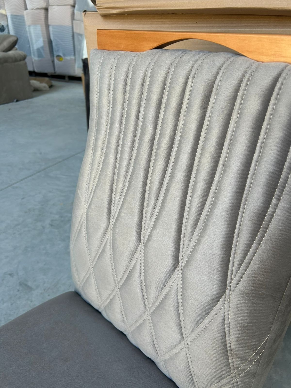 Kit 2 Cadeiras Gênova Mel/Veludo Capuccino 506 – ART ASSENTOS - Imagem 3