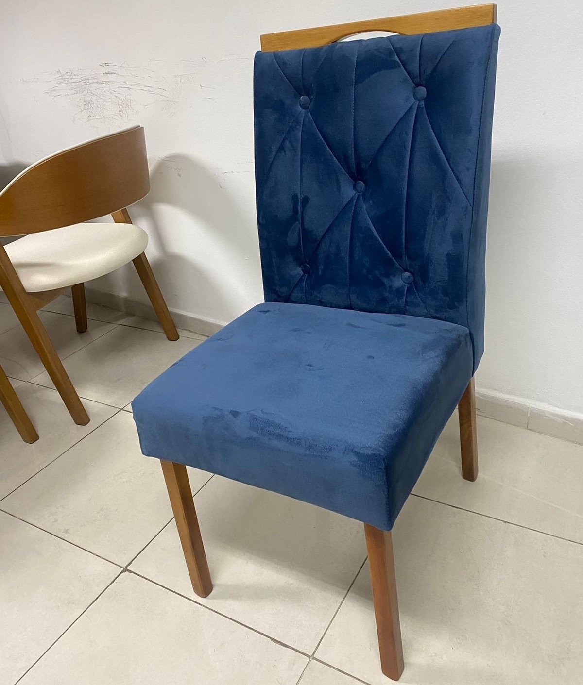 Mesa Ayres 120 Mel/Off White com 4 Cadeiras Yasmim Veludo Azul – VIEIRA DECOR - Imagem 2