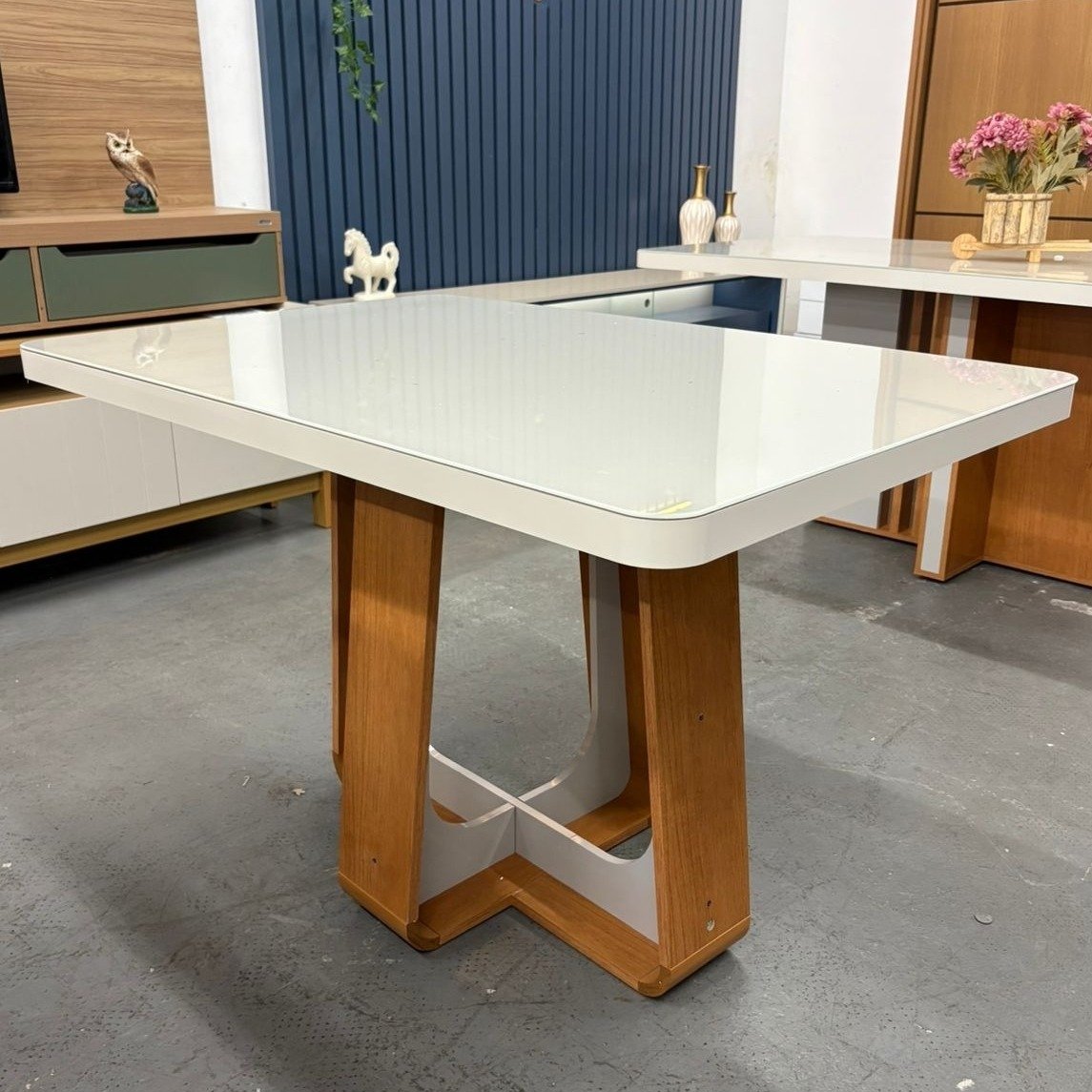 Mesa Sintonia (Tampo Maxi) 120 Amêndoa Clean/Off White com 4 Cadeiras Sophia Veludo Marrom – LOPAS + WM DECOR - Imagem 3