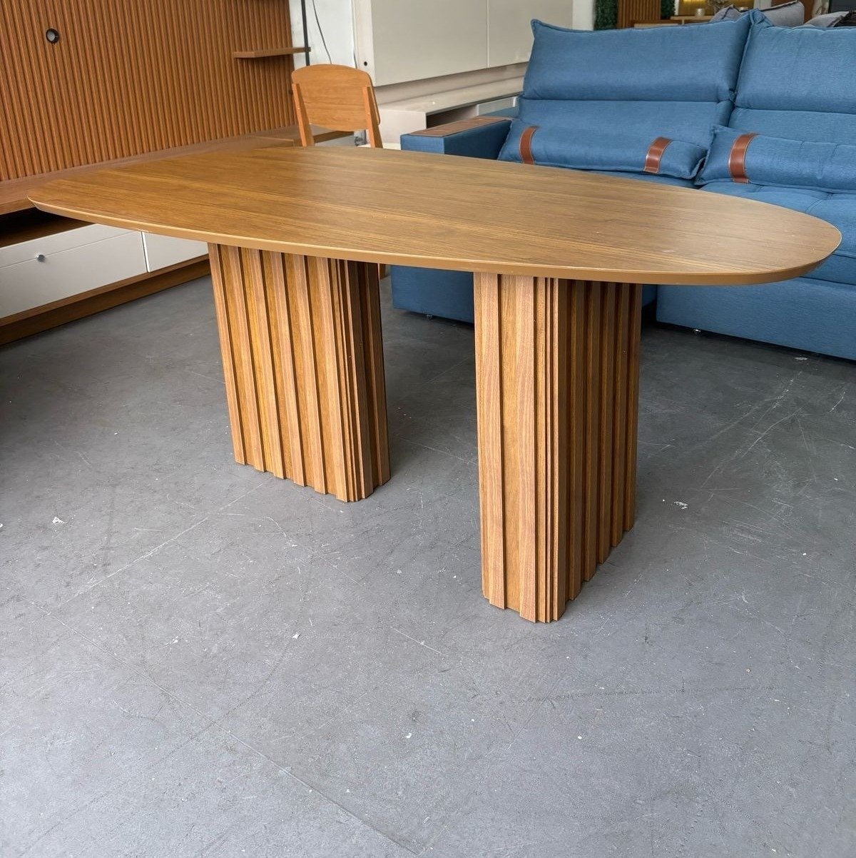Mesa Isis 180 Freijó com 6 Cadeiras Sophia Veludo Cinza Grafite – LEIFER + WM DECOR - Imagem 2